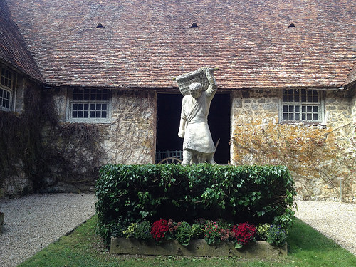 chateau clos vougeot statue